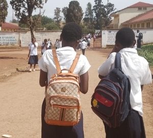 Deux jeune filles de l'EP Bukavu à l'esplanade d'entrée de l'Athénée D'Ibanda à Bukavu. Photo DEBOURDC ©AmisiMusada