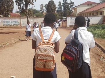 Deux jeune filles de l'EP Bukavu à l'esplanade d'entrée de l'Athénée D'Ibanda à Bukavu. Photo DEBOURDC ©AmisiMusada