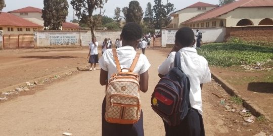 Deux jeune filles de l'EP Bukavu à l'esplanade d'entrée de l'Athénée D'Ibanda à Bukavu. Photo DEBOURDC ©AmisiMusada